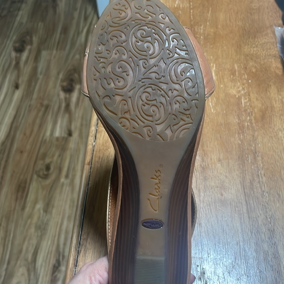 Clarks Artisan Sandal color Camel Size 9 M - Picture 5 of 5